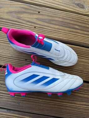 Adidas laceless soccer cleats - size 5 kids